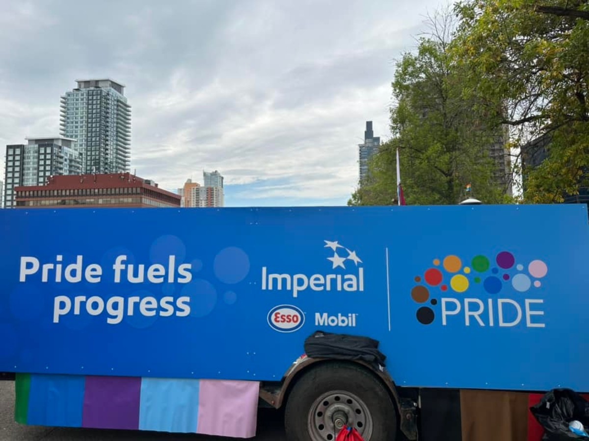 ImperialOil's tweet photo. What a BLAST! Thx to our >100 employees (& their friends, family & pets) who brought their lively & positive energy to the 2023 @CalgaryPride Parade! π Learn more: https://t.co/DSO4MLkddk #CalgaryPrideParade https://t.co/QjdO6Bmv7k