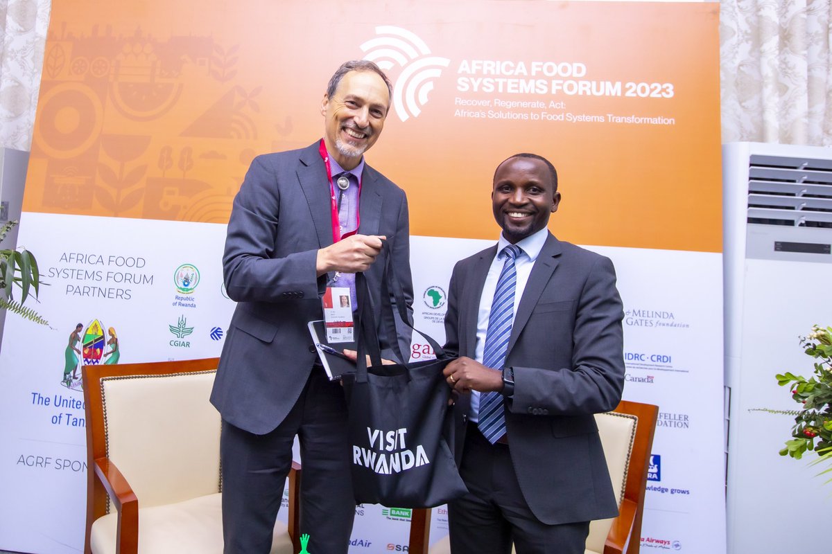 RwandaAgri's tweet photo. Hon. Minister @Ilde_Musafiri met with @roysteiner, the Senior Vice President for the Food Initiative at The Rockefeller Foundation. They discussed a project they are piloting in Rwanda which aims at replacing refined maize flour in school meals with Fortified Whole Grain. https://t.co/rH74Bz7VR4