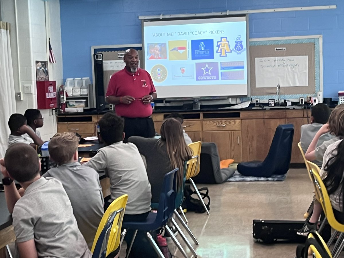 MacArthurAACPS's tweet photo. Mr. Pickens our School Counselor working with 6th grade students. #aacpsback2awesome https://t.co/cyseTtYwgJ