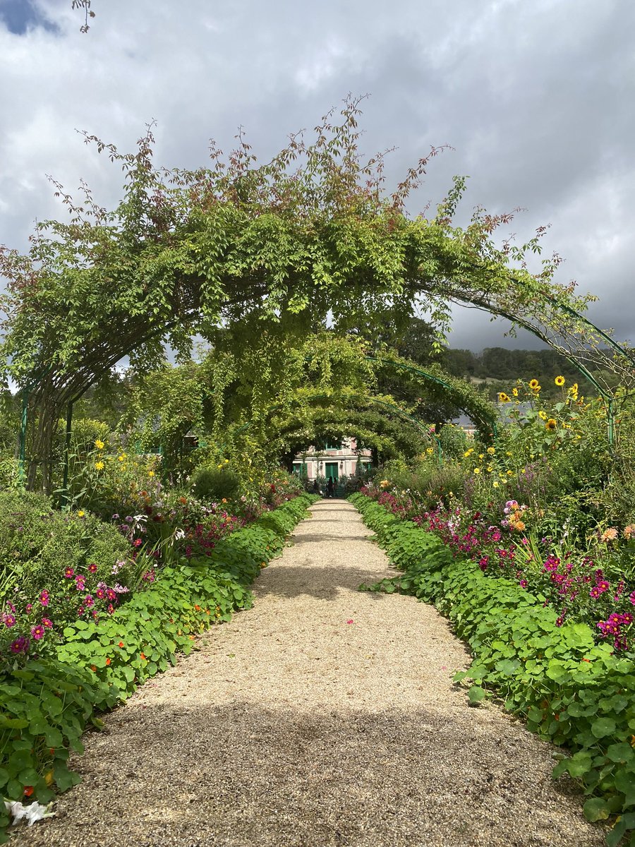 Spent a few nights in Paris last week but made sure to go to Giverny to see Claude Monet’s house and gardens. His water lily series are my favourite paintings but nothing could prepare me for how beautiful it is in real life. Breathtaking 🪷🤮