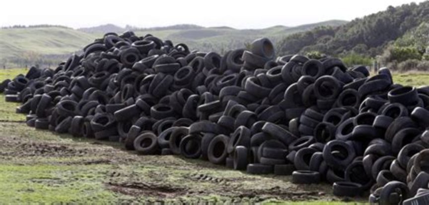 LackOfToast's tweet photo. @FreeSyrianMemes @mr_gh0stly The problem is that it's still in the shape of an aircraft, they need more tyres.. https://t.co/vgVmGUrN6Q