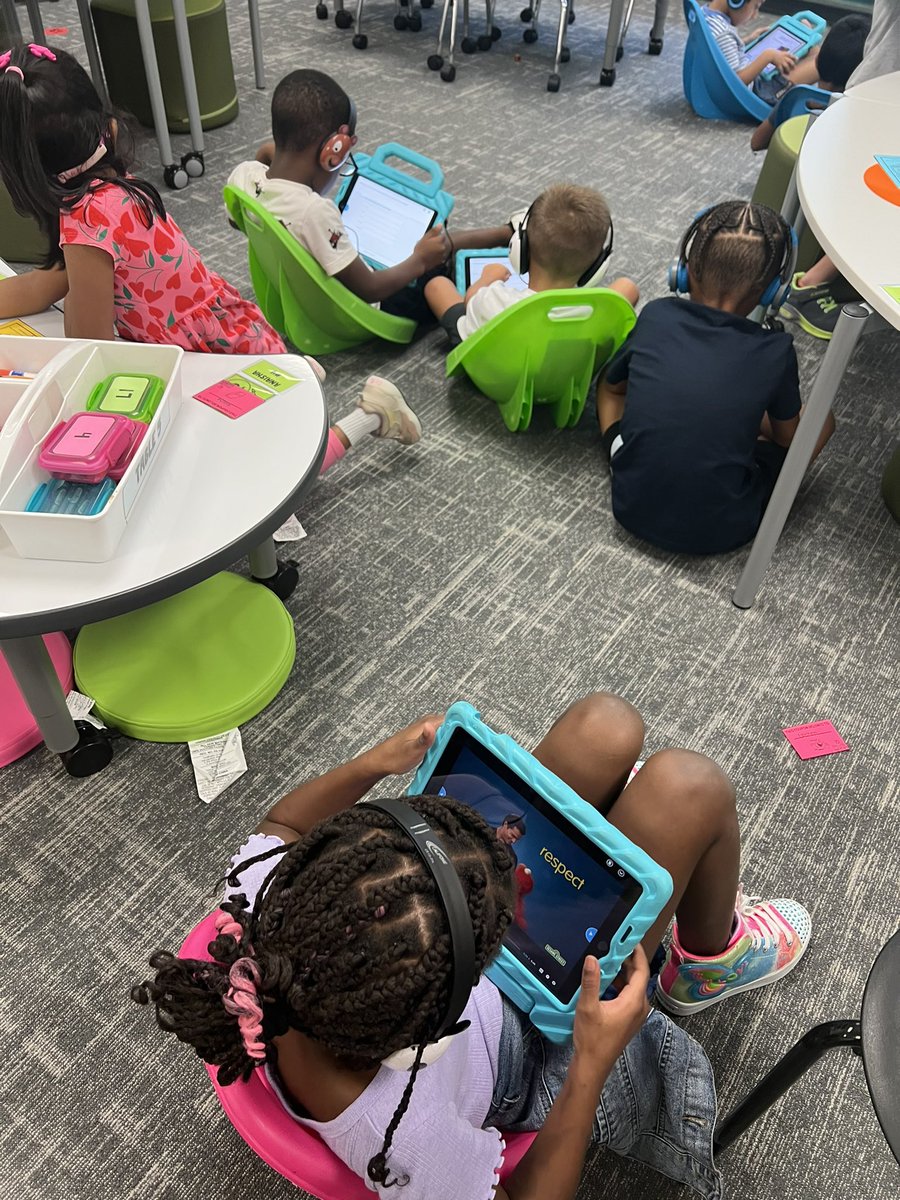 HowardsPreK's tweet photo. 1st graders were over the moon today because they were finally ready to make their math choice (they get to choose how they would like to learn math for the day!) They said, and I quote,  “this was the best day ever!” #RESUbuntu @Robertson_Elem https://t.co/PZ4nettiw5