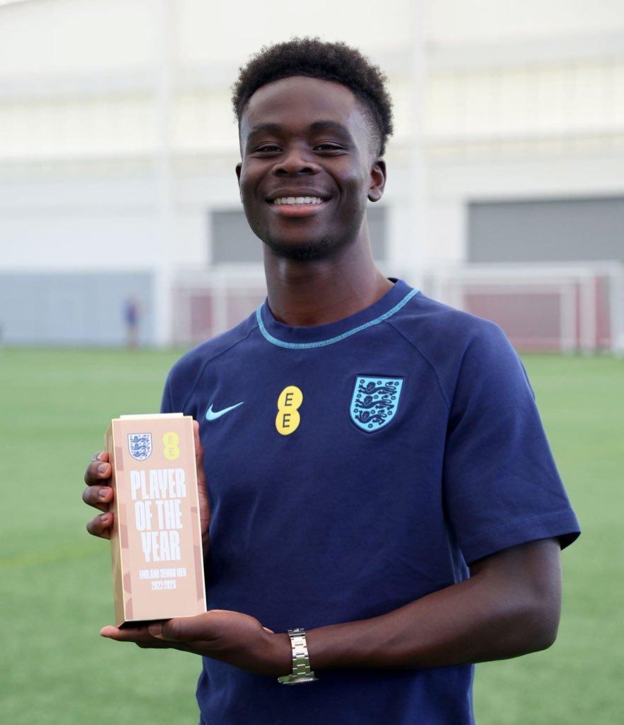 AFCMax9's tweet photo. Bukayo Saka at the age of 22:

🏆 Arsenal Player of the Season
🏆 England Player of the Year 21/22
🆕 England Player of the Year 22/23
🏆 PFA Young Player of the Year
🏆 x1 FA Cup
🏆 x2 Community Shield
⚽️ 120 Goals and Assists

The best English player in the world right now. 🏴󠁧󠁢󠁥󠁮󠁧󠁿 https://t.co/l1szPm9wNw