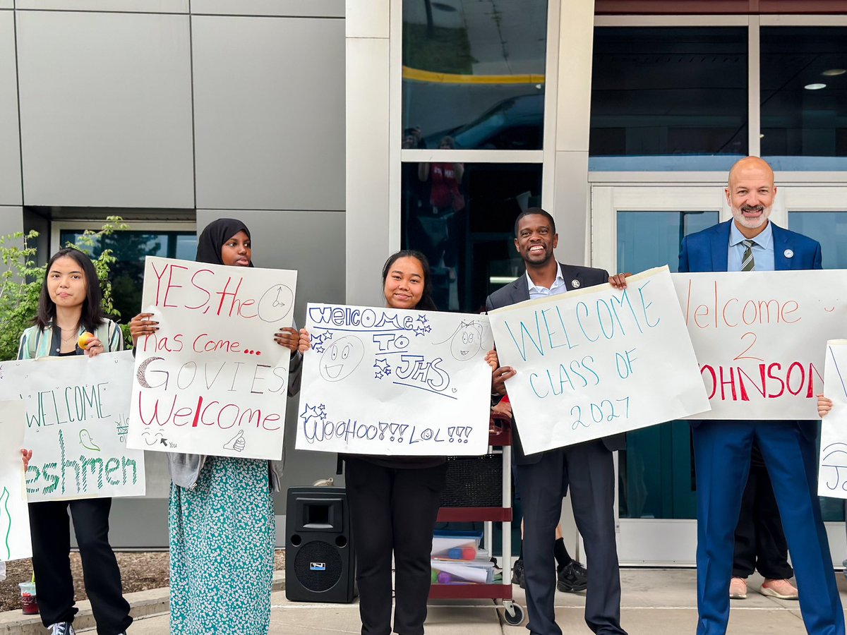 MayorCarter's tweet photo. The energy inside our @SPPS_News schools today was incredible. Welcome back to our 30,000 students and 7,000 staff! Embrace the new adventures and opportunities ahead and empower your inner scholar to make this the best school year yet. #WeAreSPPS #SPPSFirstDay https://t.co/fbORz4MKGN