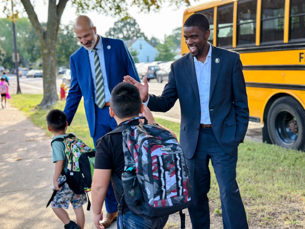 MayorCarter's tweet photo. The energy inside our @SPPS_News schools today was incredible. Welcome back to our 30,000 students and 7,000 staff! Embrace the new adventures and opportunities ahead and empower your inner scholar to make this the best school year yet. #WeAreSPPS #SPPSFirstDay https://t.co/fbORz4MKGN