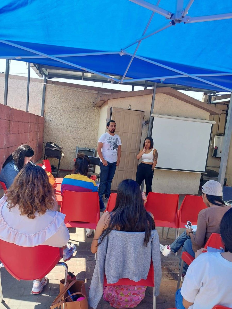 CentroVitoriaMX's tweet photo. 🌿El pasado sábado durante la Sesión XX de la Escuela para #JuventudesDefensoras "Miguel Concha", nos acompañó El Caracol A.C. Reflexionamos sobre las poblaciones callejeras que atraviesan criminalización y violencias que  vulneran sus #DerechosHumanos. 
🧵[1] https://t.co/vVktpMXRnQ