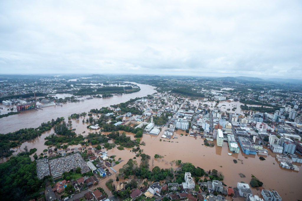 Eduardo Leite (@eduardoleite_) on Twitter photo O Rio Grande está em luto. Já são 21 vítimas confirmadas em decorrência das chuvas que começaram no domingo. Estamos consternados com a letalidade desse evento climático e mobilizados para salvar todos que ainda correm perigo. O Rio Grande está em luto. Já são 21 vítimas confirmadas em decorrência das chuvas que começaram no domingo. Estamos consternados com a letalidade desse evento climático e mobilizados para salvar todos que ainda correm perigo.