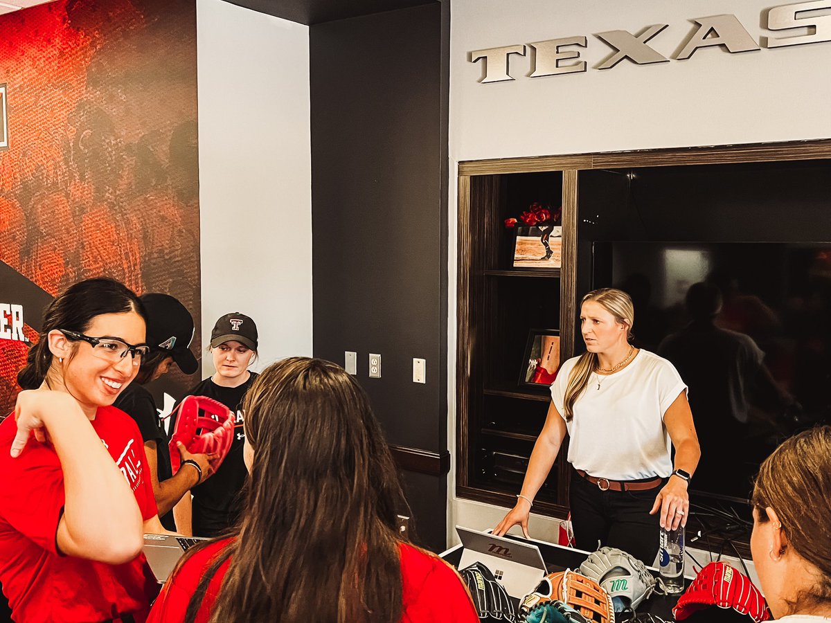 Fielding in 𝙎𝙩𝙮𝙡𝙚 ✨

Thank you <a href="/MarucciSports/">Marucci</a> for helping us design our gloves for the upcoming season! 

#WreckEm