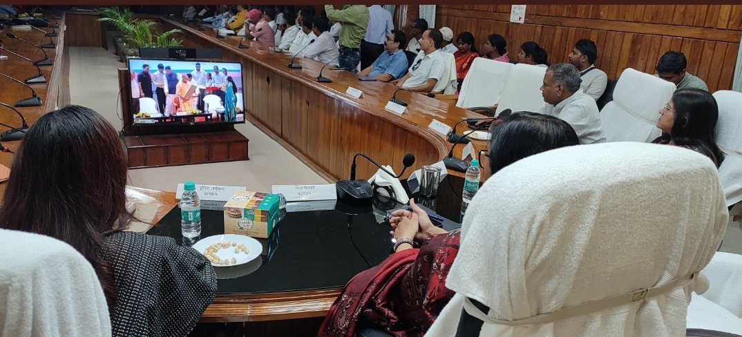 BAHRAICH_BSA's tweet photo. #BSA_BAHRAICH शिक्षक दिवस पर जिले के शिक्षकों का हुआ सम्मान। लोकभवन में आयोजित मा. मुख्यमंत्री योगी आदित्यनाथ जी के कार्यक्रम का हुआ सजीव प्रसारण। एमएलसी डॉ. प्रज्ञा त्रिपाठी, विधायक नानपारा राम निवास वर्मा, डीएम मोनिका रानी जी व सीडीओ कविता मीना जी के हाथों सम्मानित हुए शिक्षक। https://t.co/ZRyqqAvnY8