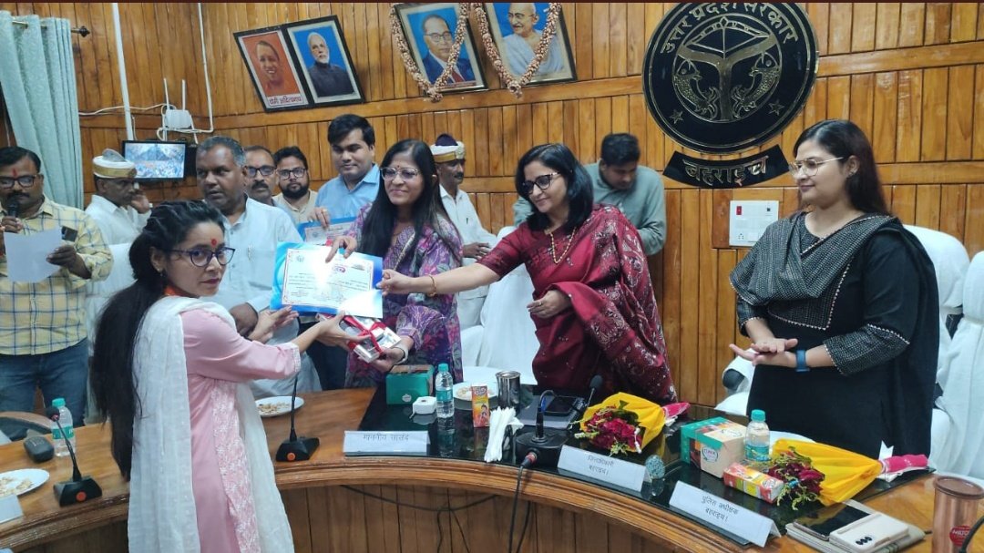BAHRAICH_BSA's tweet photo. #BSA_BAHRAICH शिक्षक दिवस पर जिले के शिक्षकों का हुआ सम्मान। लोकभवन में आयोजित मा. मुख्यमंत्री योगी आदित्यनाथ जी के कार्यक्रम का हुआ सजीव प्रसारण। एमएलसी डॉ. प्रज्ञा त्रिपाठी, विधायक नानपारा राम निवास वर्मा, डीएम मोनिका रानी जी व सीडीओ कविता मीना जी के हाथों सम्मानित हुए शिक्षक। https://t.co/ZRyqqAvnY8