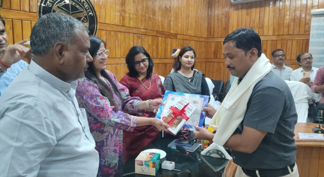 BAHRAICH_BSA's tweet photo. #BSA_BAHRAICH शिक्षक दिवस पर जिले के शिक्षकों का हुआ सम्मान। लोकभवन में आयोजित मा. मुख्यमंत्री योगी आदित्यनाथ जी के कार्यक्रम का हुआ सजीव प्रसारण। एमएलसी डॉ. प्रज्ञा त्रिपाठी, विधायक नानपारा राम निवास वर्मा, डीएम मोनिका रानी जी व सीडीओ कविता मीना जी के हाथों सम्मानित हुए शिक्षक। https://t.co/ZRyqqAvnY8