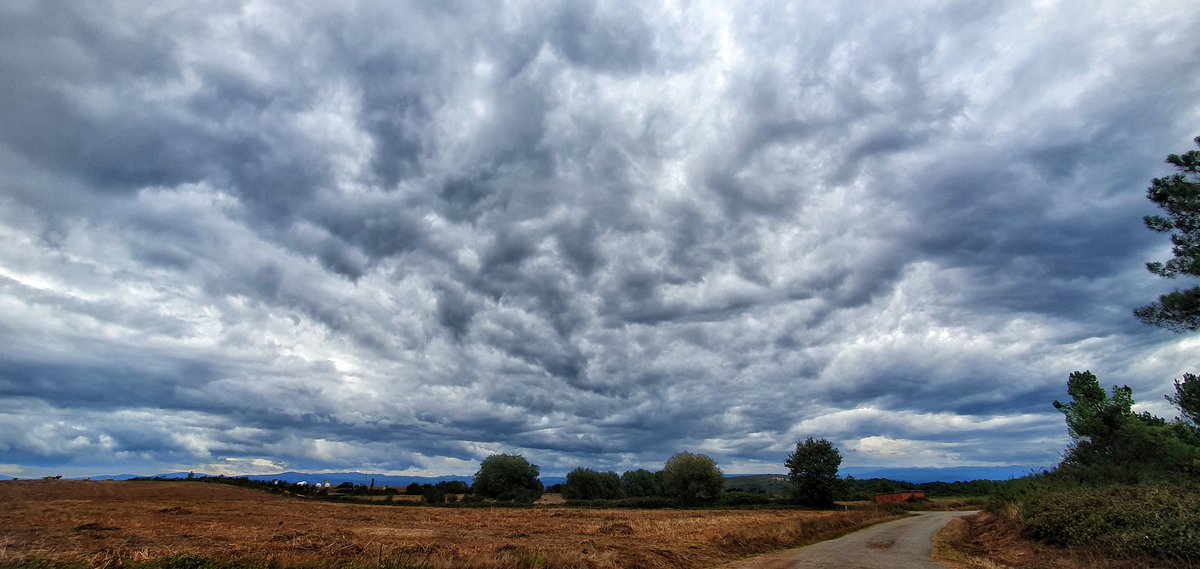 MargotAB's tweet photo. Es tiempo de nubes ...
#onderoad 🚘
#Galicia💙
#Smilegot 📷 https://t.co/VnS7mUD36b