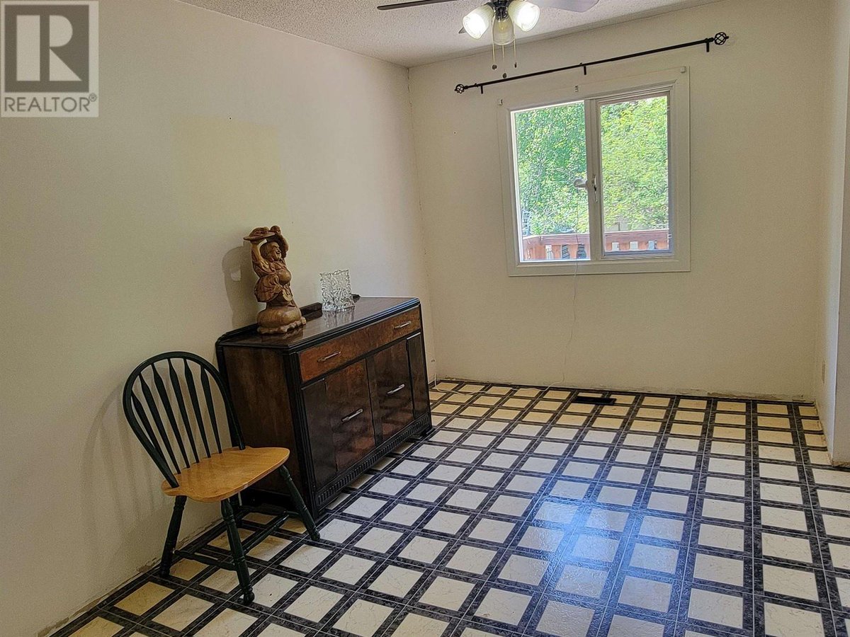 Bright, spacious kitchen and dining room on a 9900 sqft lot. Bring your family home for less than $300,000 when you buy my house in beautiful Quesnel, BC.

realtor.ca/real-estate/25…