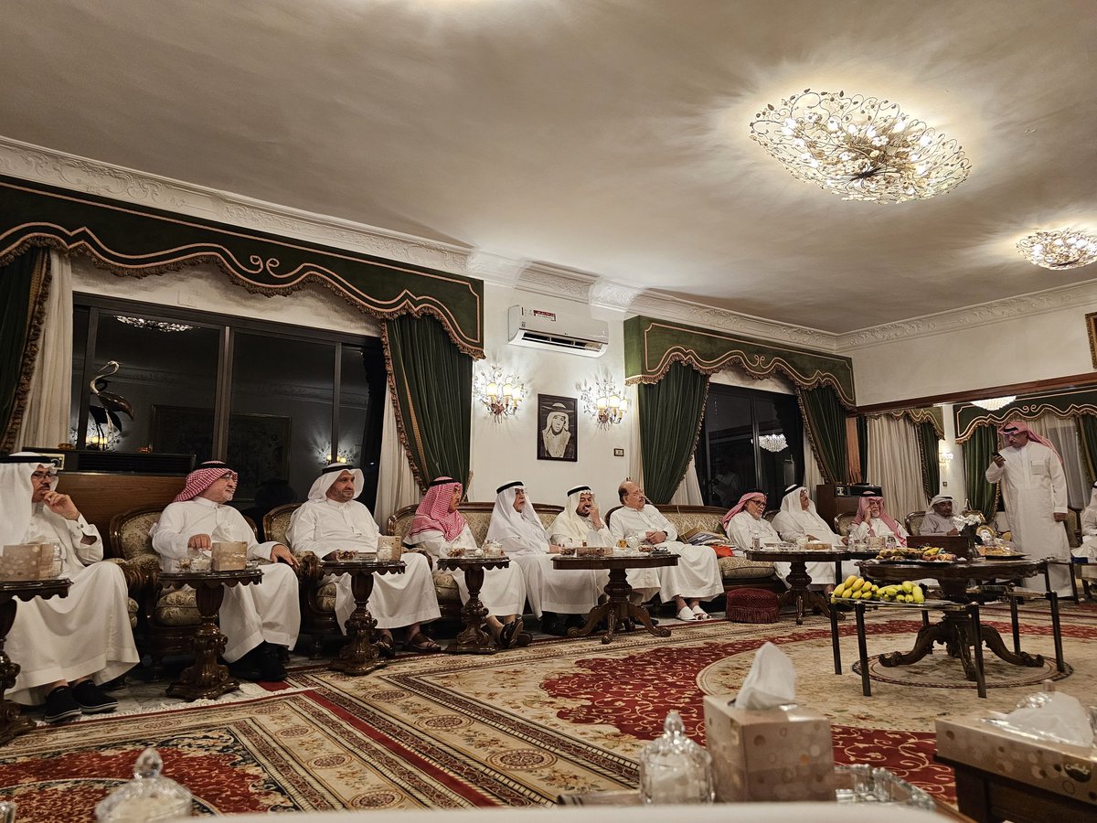 Anaserafi's tweet photo. في ليلة تجلت فيها روح المحبة والوفاء لأحد رجالات جدة الأوفياء ورمز من رموز العطاء والإنسانية وخدمة وطنه ومجتمعه الفقيد العم #احمد_الحمدان رحمه الله، إستضاف الوجيه محمد سعيد طيب رواد #الثلوثية وأبناء الفقيد ومحبيه وافتتح المجلس بتلاوة الفاتحة على روح الفقيد وشكر الجميع على حرصهم على تلبية الدعوة وفي مقدمتهم معالي أمين جدة الأستاذ صالح التركي الذي أوجز وصف مكانة الفقيد بأنه "بلسم جدة" فيما عبر عن ذلك سعادة السفير محمد طيب بوصفه "جسر الخير" وتوالت الكلمات من معالي الدكتور عبدالعزيز خوجة والأستاذ عبدالله صالح كامل والأستاذ خالد الحسيني والأستاذ مازن بترجي والأستاذ زياد البسام والدكتور احمد عاشور والمستشار مصطفى صبري، وكنت فيمن ادلى بدلوه في ذكر مناقب الفقيد كرجل تقضى على يديه المهام الصعبة، فيما بعث الشيخ أحمد حسن فتيحي بكلمة ألقاها نيابة عنه الأستاذ عدنان صعيدي، فيما شارك ابناء الفقيد بمواقف إنسانية خالدة سطرها والدهم تكتب بمداد الذهب، واختتم الأستاذ ابو الشيماء المجلس ببقوله "إن هذا الإجماع وهذا الثناء العطر والذكر الحسن ما هو إلا دليل على رضا الرحمن وحسن خاتمة الفقيد رحمه الله ومكانة لا ينالها إلا العظماء من الرجال الذين لا يعوض فقدهم".
رحمك الله ابا خالد وبارك لك في عقبك وجعلهم في خطاك وعلى نهجك الصالح وجمعنا جميعا في مستقر رحمته في مقعد صدق عند مليك مقتدر.