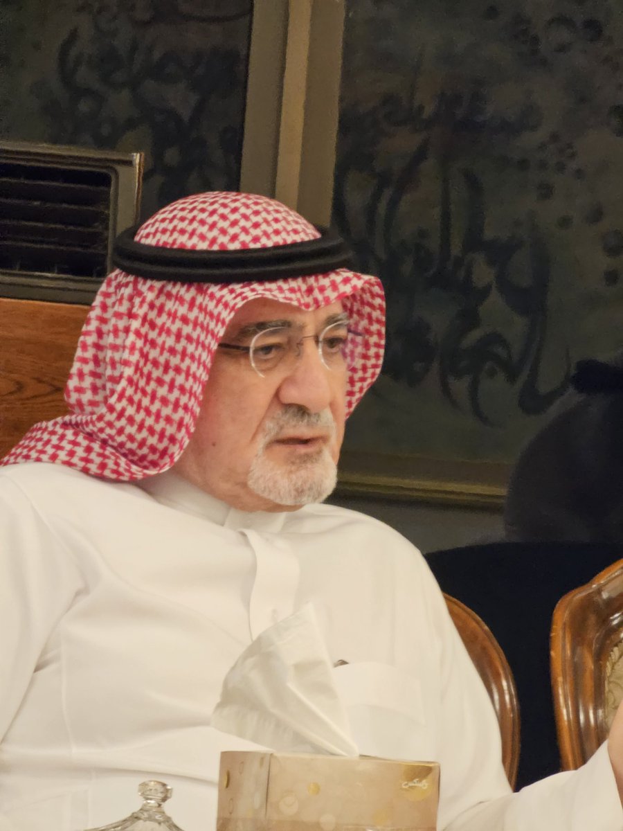 Anaserafi's tweet photo. في ليلة تجلت فيها روح المحبة والوفاء لأحد رجالات جدة الأوفياء ورمز من رموز العطاء والإنسانية وخدمة وطنه ومجتمعه الفقيد العم #احمد_الحمدان رحمه الله، إستضاف الوجيه محمد سعيد طيب رواد #الثلوثية وأبناء الفقيد ومحبيه وافتتح المجلس بتلاوة الفاتحة على روح الفقيد وشكر الجميع على حرصهم على تلبية الدعوة وفي مقدمتهم معالي أمين جدة الأستاذ صالح التركي الذي أوجز وصف مكانة الفقيد بأنه "بلسم جدة" فيما عبر عن ذلك سعادة السفير محمد طيب بوصفه "جسر الخير" وتوالت الكلمات من معالي الدكتور عبدالعزيز خوجة والأستاذ عبدالله صالح كامل والأستاذ خالد الحسيني والأستاذ مازن بترجي والأستاذ زياد البسام والدكتور احمد عاشور والمستشار مصطفى صبري، وكنت فيمن ادلى بدلوه في ذكر مناقب الفقيد كرجل تقضى على يديه المهام الصعبة، فيما بعث الشيخ أحمد حسن فتيحي بكلمة ألقاها نيابة عنه الأستاذ عدنان صعيدي، فيما شارك ابناء الفقيد بمواقف إنسانية خالدة سطرها والدهم تكتب بمداد الذهب، واختتم الأستاذ ابو الشيماء المجلس ببقوله "إن هذا الإجماع وهذا الثناء العطر والذكر الحسن ما هو إلا دليل على رضا الرحمن وحسن خاتمة الفقيد رحمه الله ومكانة لا ينالها إلا العظماء من الرجال الذين لا يعوض فقدهم".
رحمك الله ابا خالد وبارك لك في عقبك وجعلهم في خطاك وعلى نهجك الصالح وجمعنا جميعا في مستقر رحمته في مقعد صدق عند مليك مقتدر.