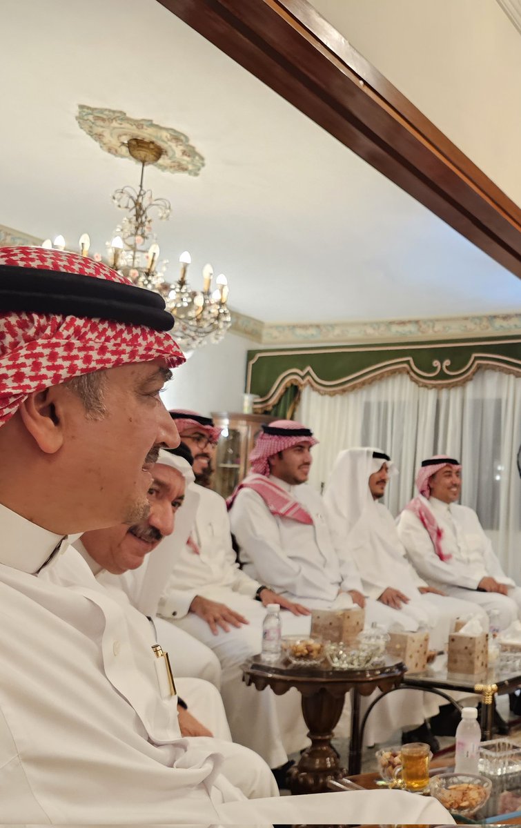 Anaserafi's tweet photo. في ليلة تجلت فيها روح المحبة والوفاء لأحد رجالات جدة الأوفياء ورمز من رموز العطاء والإنسانية وخدمة وطنه ومجتمعه الفقيد العم #احمد_الحمدان رحمه الله، إستضاف الوجيه محمد سعيد طيب رواد #الثلوثية وأبناء الفقيد ومحبيه وافتتح المجلس بتلاوة الفاتحة على روح الفقيد وشكر الجميع على حرصهم على تلبية الدعوة وفي مقدمتهم معالي أمين جدة الأستاذ صالح التركي الذي أوجز وصف مكانة الفقيد بأنه "بلسم جدة" فيما عبر عن ذلك سعادة السفير محمد طيب بوصفه "جسر الخير" وتوالت الكلمات من معالي الدكتور عبدالعزيز خوجة والأستاذ عبدالله صالح كامل والأستاذ خالد الحسيني والأستاذ مازن بترجي والأستاذ زياد البسام والدكتور احمد عاشور والمستشار مصطفى صبري، وكنت فيمن ادلى بدلوه في ذكر مناقب الفقيد كرجل تقضى على يديه المهام الصعبة، فيما بعث الشيخ أحمد حسن فتيحي بكلمة ألقاها نيابة عنه الأستاذ عدنان صعيدي، فيما شارك ابناء الفقيد بمواقف إنسانية خالدة سطرها والدهم تكتب بمداد الذهب، واختتم الأستاذ ابو الشيماء المجلس ببقوله "إن هذا الإجماع وهذا الثناء العطر والذكر الحسن ما هو إلا دليل على رضا الرحمن وحسن خاتمة الفقيد رحمه الله ومكانة لا ينالها إلا العظماء من الرجال الذين لا يعوض فقدهم".
رحمك الله ابا خالد وبارك لك في عقبك وجعلهم في خطاك وعلى نهجك الصالح وجمعنا جميعا في مستقر رحمته في مقعد صدق عند مليك مقتدر.