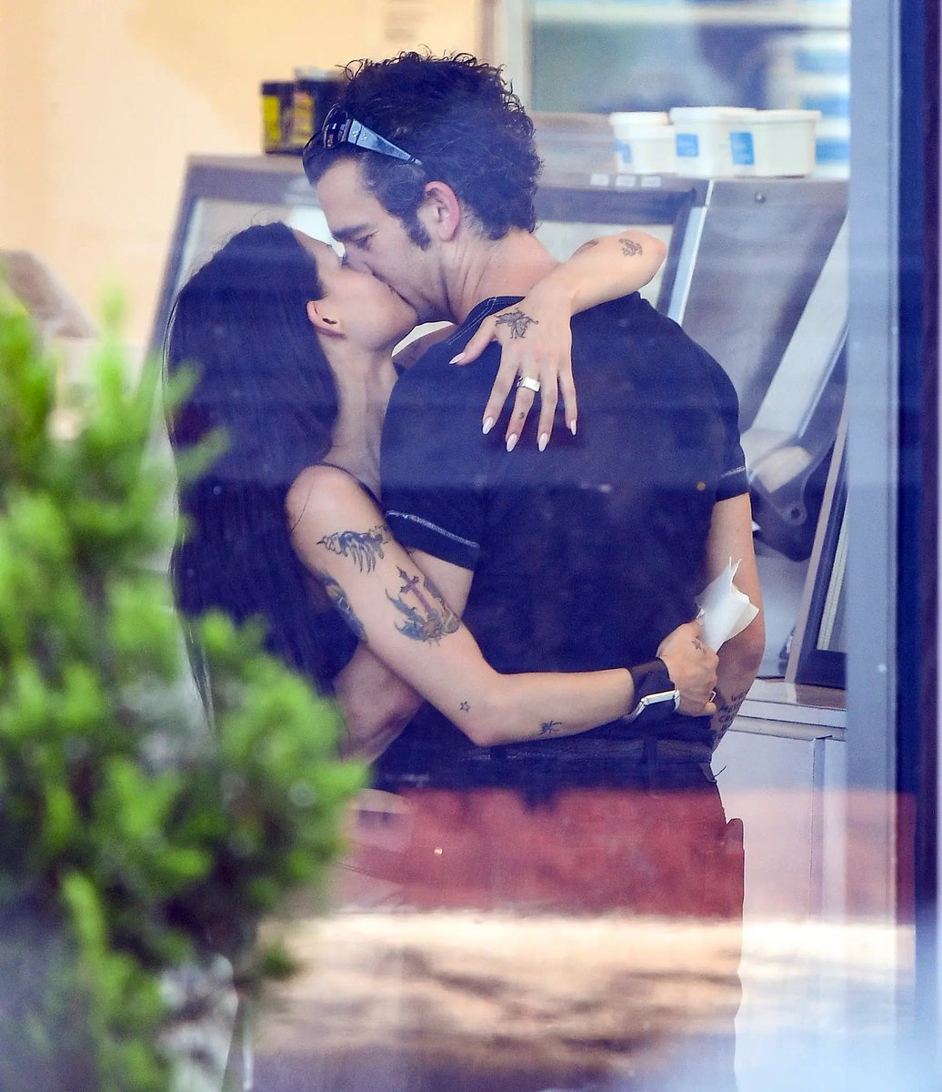 sofar_alright's tweet photo. THE RETURN OF BOYFRIEND MATTY I USED TO PRAY FOR TIMES LIKE THESE https://t.co/0gJkHXXOOG