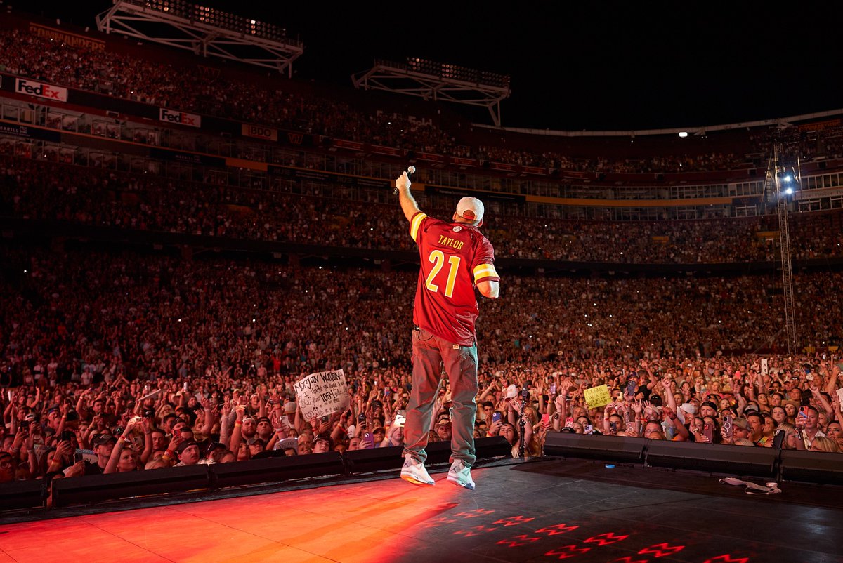 NWStadium's tweet image. .@MorganWallen showed up and showed out 💛