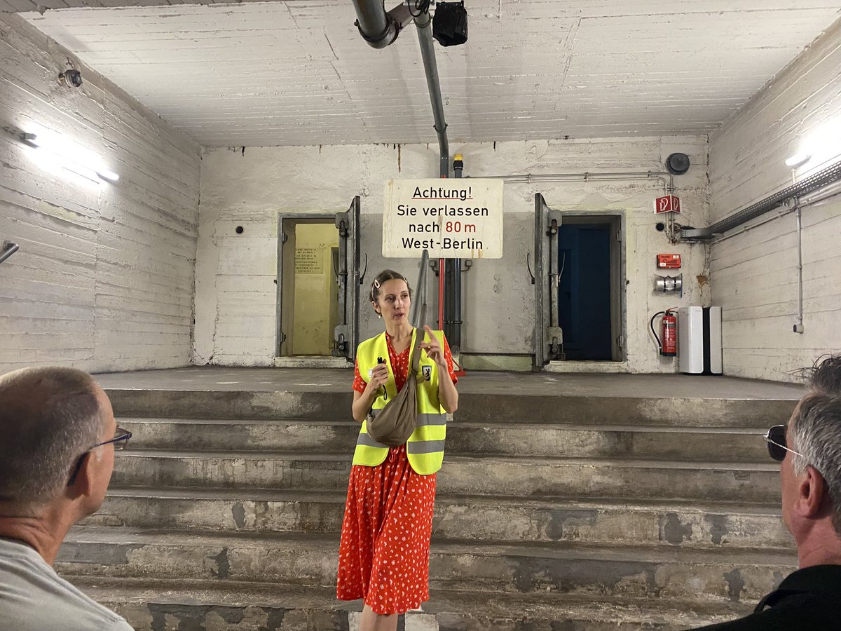 Na fietstour langs die Mauer gingen we ondergronds met gids Anouk die ons meenam in de ondergrondse vluchtpogingen met verhalen van toewijding van oa geliefden Joachim en Christa, gescheiden door de muur: hij grief een tunnel vanuit West-Berlijn, onder de muur @berlinonbike