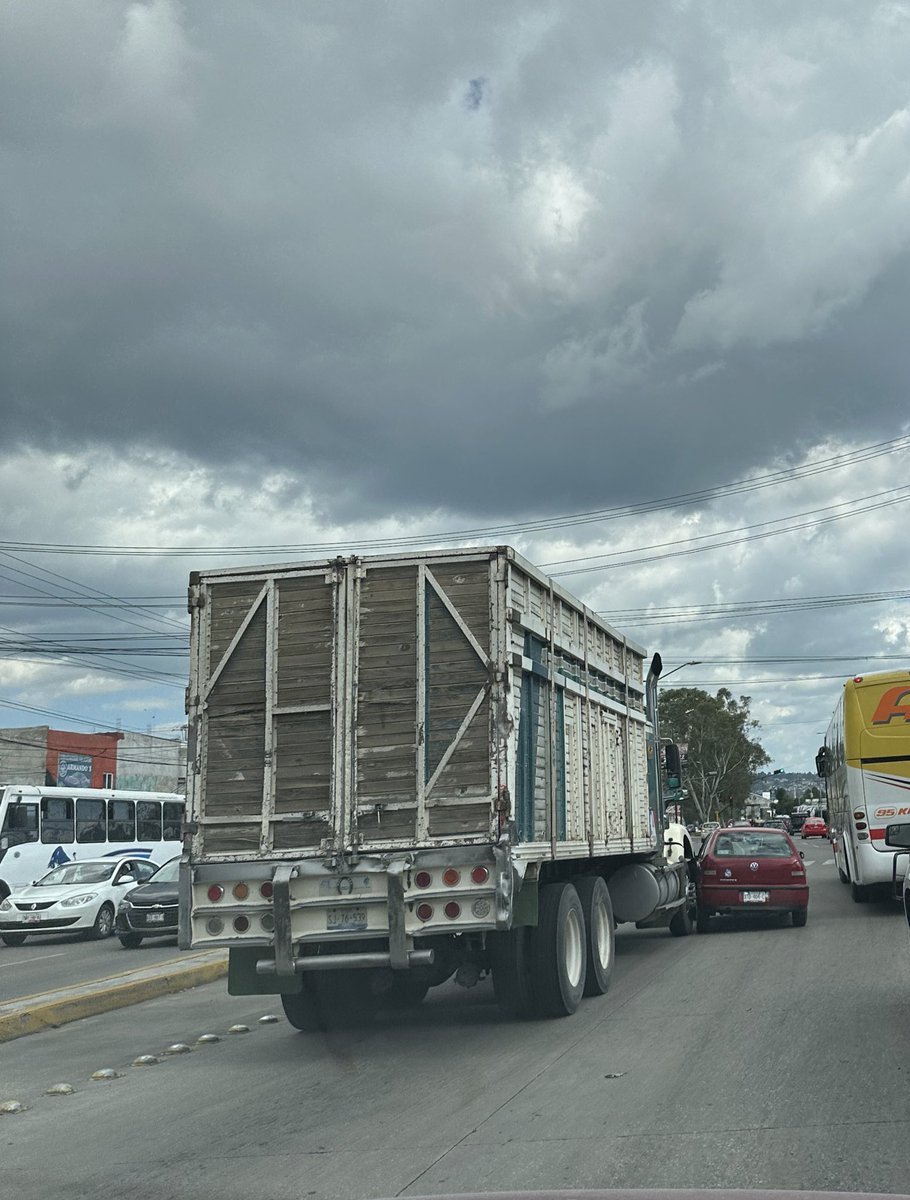 R010504's tweet photo. Choque entre camión de carga y particular en Av. 18 de Noviembre altura de Salón TKT sentido a Colombres @dirtransitopue @TraficoPuebla @TribunaVigila https://t.co/ET1Eqmga6U
