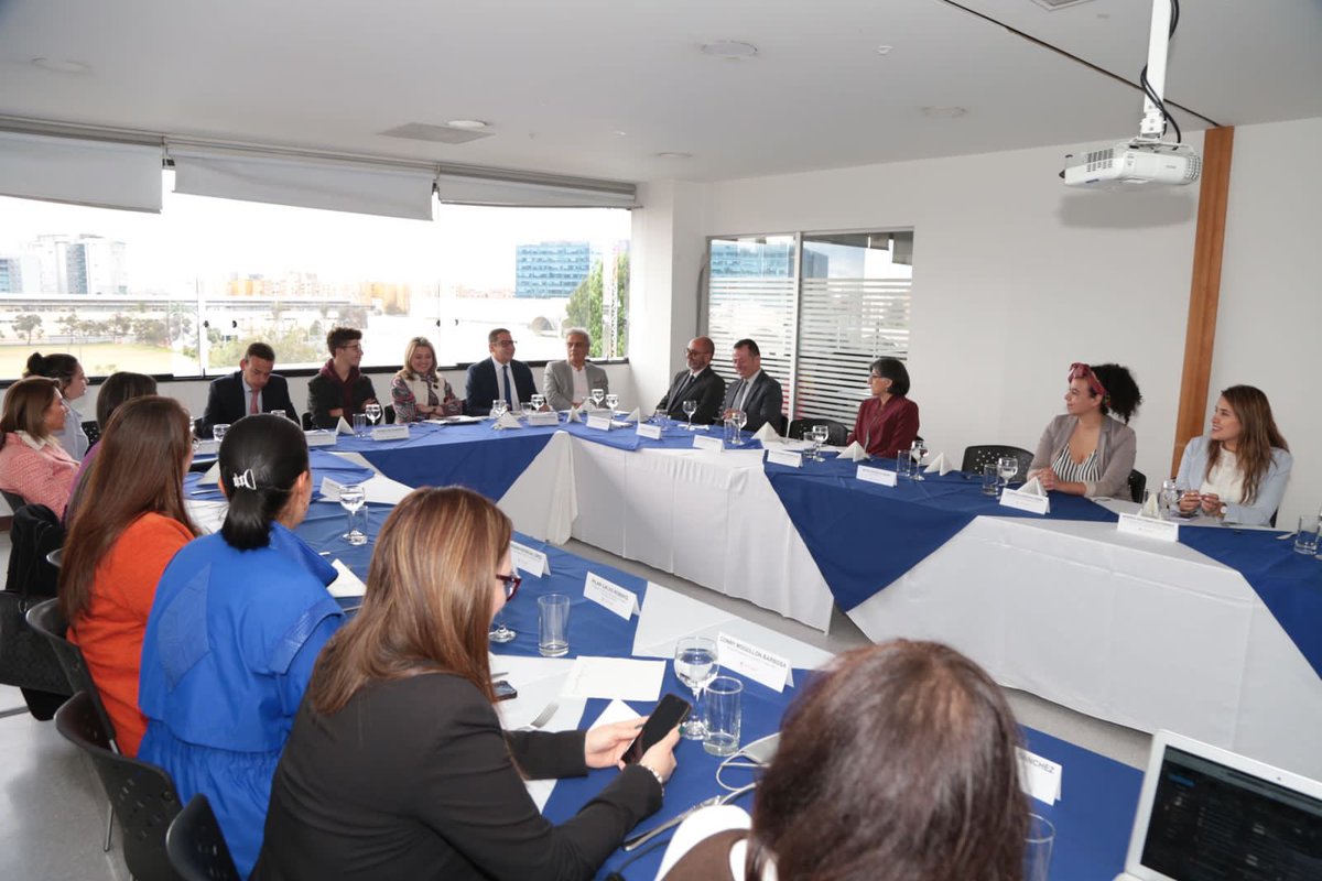 Educacionbogota's tweet photo. 📚#Hoy nos reunimos para agradecer a las/los rectores de las universidades que apoyaron la nominación de #RetoALaU en los Premios RECLA.
Un espacio para conocer los resultados, apuestas y nuevas oportunidades de acceso, calidad y permanencia de la Educación Posmedia.🚀 https://t.co/NrpFmDdcQF