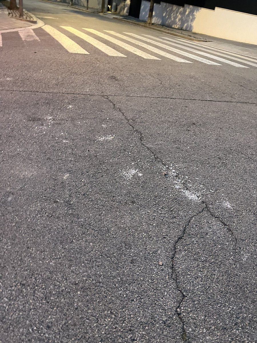 laurabolet's tweet photo. @VilafrancaAj  hola, de debò cap brigada de neteja s’ha pogut passar pel carrer Pere Giró en la darrera setmana? Està com el va deixar la gent després de la sortida del Sant del dia 29. Fins i tot amb vidres al carrer… farà 8 dies ja https://t.co/FZfVaEQzgL