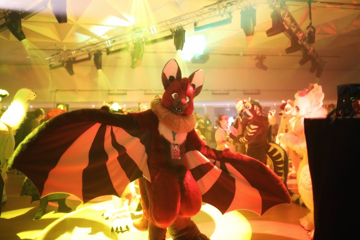 #EF27 Retro Resurrection dance have begun. My own favorite dance for sure :) In picture @DecylBat /\^.^/\