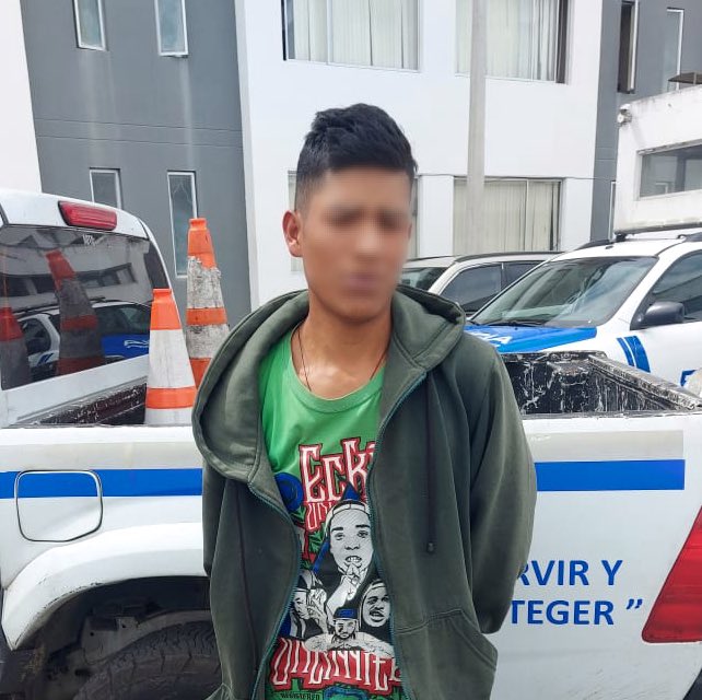 PoliciaEcZona9's tweet image. OPERATIVO POLICIAL

Ejecutado en el sector de Calderón #DMQ, dejaron como resultado la aprehensión de un ciudadano por el delito de tenencia ilegal de sustancias sujetas a fiscalización.

#NuestroTrabajoContinúa