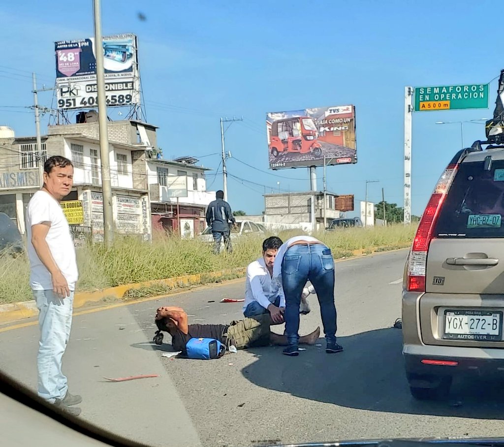 ElAutonomoOax's tweet image. #FotoReporte #Valles 📷💥 | Persona del sexo masculino resultó con severas lesiones al ser atropellado por conductor particular, sobre carretera internacional 190, a la altura de la gasera de la Colonia La joya, en la Ciudad de Oaxaca.