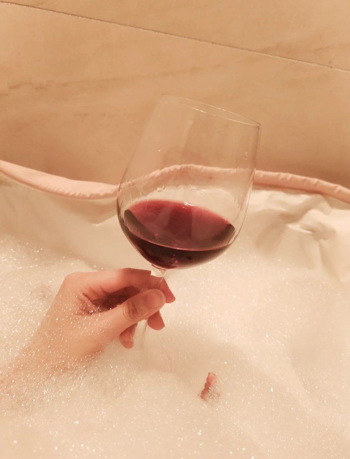 Work all day, take a bath and drink red wine at night, enjoy this moment