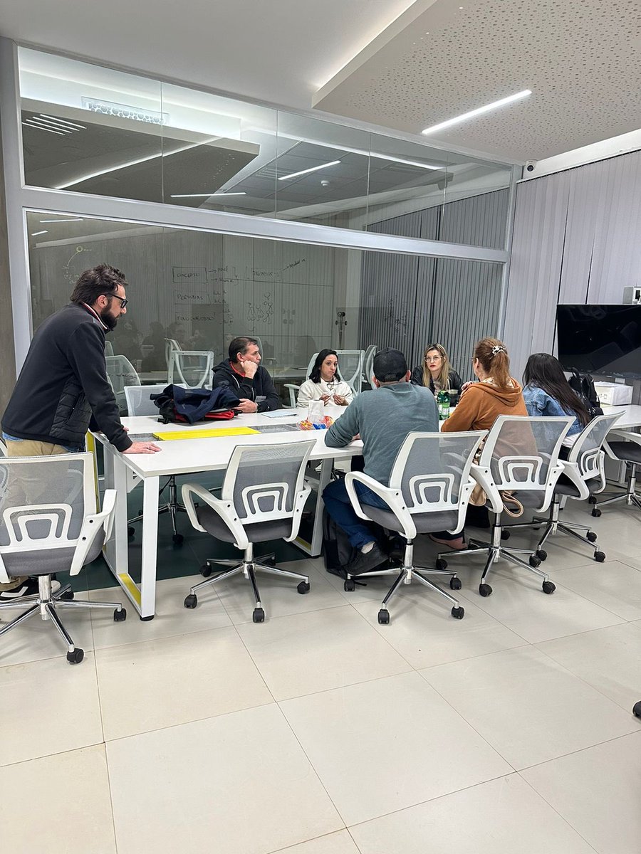 Algunas fotos del encuentro sobre Transformación Digital de la Academia de Negocios de <a href="/SiliconMisiones/">Silicon Misiones</a> , en la que volví a participar como facilitador.
Intercambiar y aprender, de eso se trata u disfruto mucho. 🚀🙌🏻  ¡Muchas gracias a todo el equipo de <a href="/SiliconMisiones/">Silicon Misiones</a>