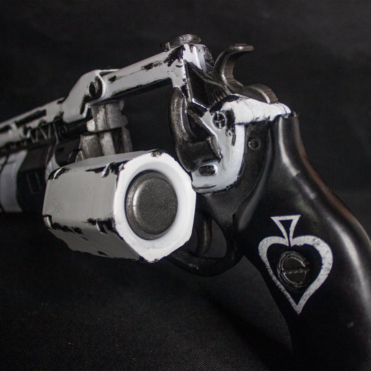 jerverant's tweet photo. "I'm coming home... Ace" Finished this 3d printed #AceOfSpades !! I really love how it turned out T.T (even tho I don't use hand cannons in game lol) #Destiny #Cayde6 #Destiny2Cosplay #Destiny2Prop #3DPrinting #AOTW #ArtOfTheWeek #Exotic #SeasonOfTheWitch @Bungie  @DestinyTheGame https://t.co/MpVW3u2e9Y