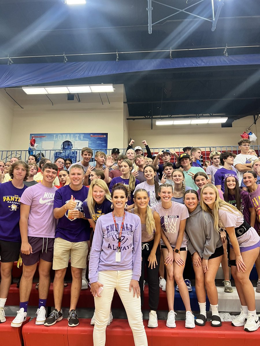 marjow79's tweet photo. PURPLE OUT fans cheered the Lynx to a big fat W! #alhs #lynxnation #purpleout #alzheimersawareness #ALways https://t.co/HgcC8JTRe7