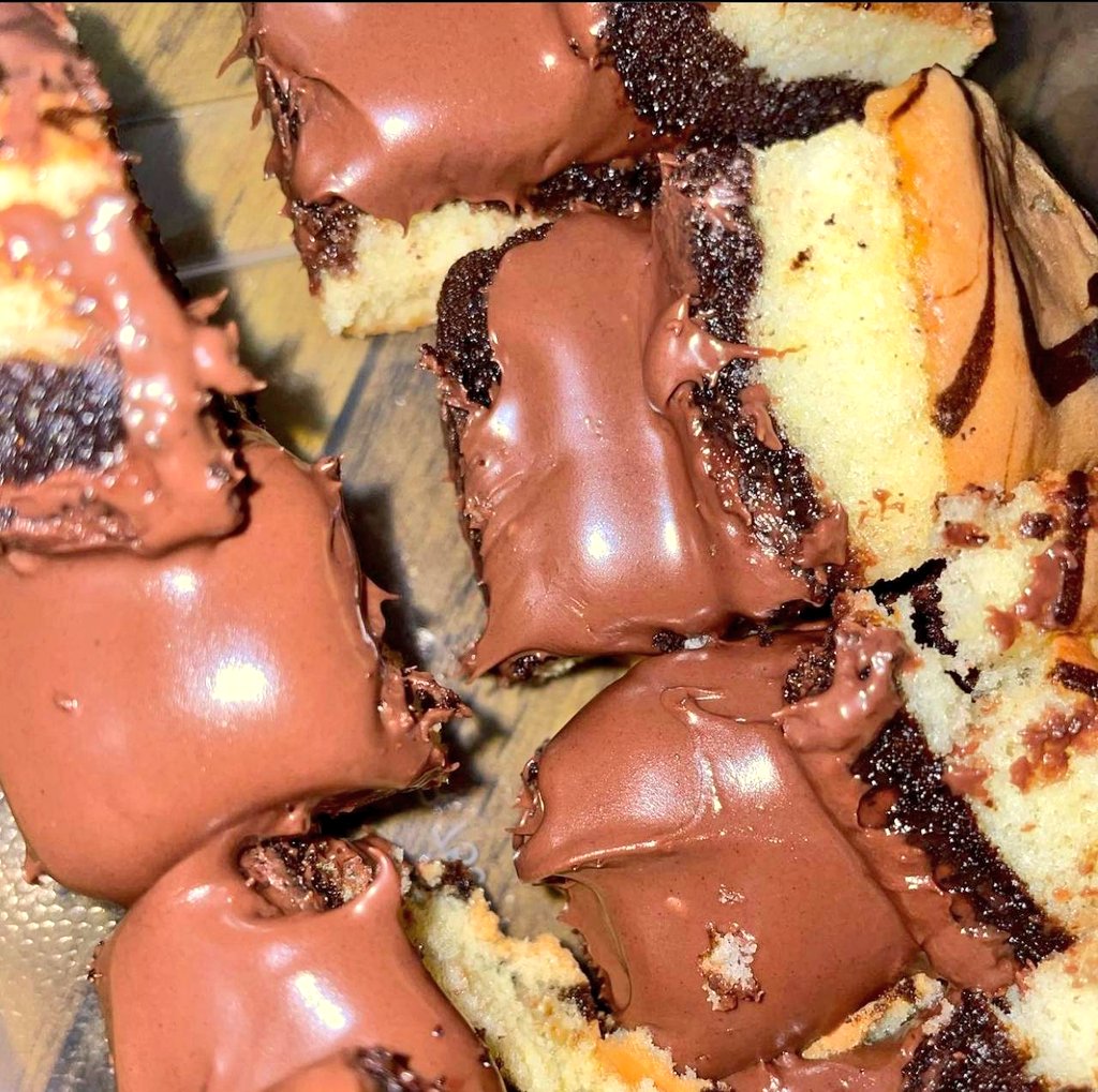 tyraaeee's tweet photo. Yang pahit itu masalah mu, kerna yang manisnya cuma ini 😠🫵🏻😋

✔️ Kek Tapak Kuda Nutella
✔️ RM23 per roll - 10 inch
✔️ Freshly baked (postage Jumaat ni!)
https://t.co/Q2ENuqxG2A https://t.co/Onv9szaO3c