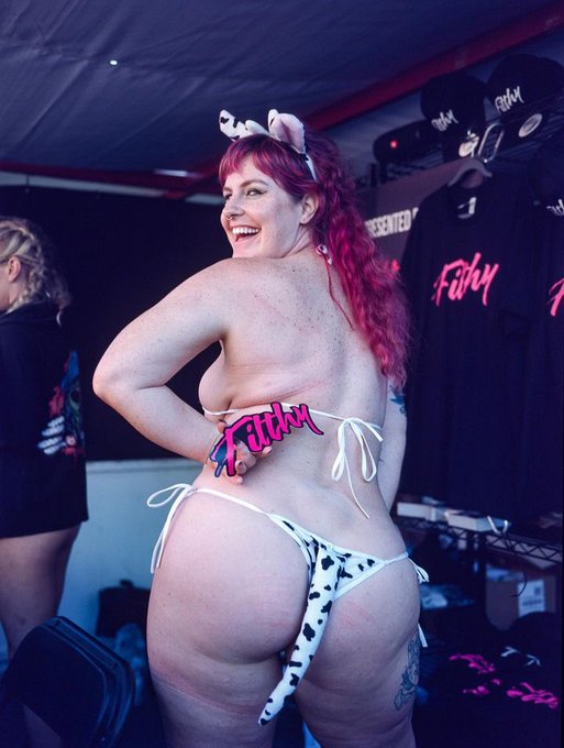 Having a Folsom after party again this year. Who wants an invite? 😈 https://t.co/eVBpuPb4hI