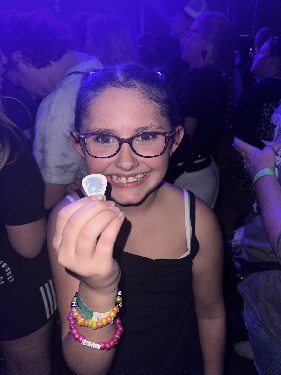 Gypsy_1962's tweet photo. Thank you @Shinedown @paparoach @spiritboxband  for keeping a HUGE Smile on my babies face the whole night. She’s still in awe an over the moon. https://t.co/RcevHRTteb