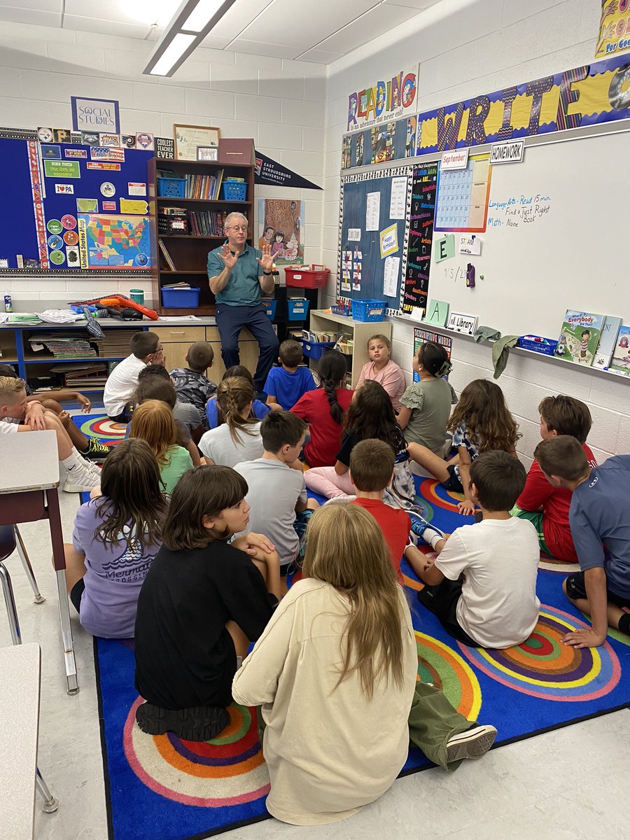 KBESReading's tweet photo. I was able to hang out with Mr. Moyer’s fourth graders today and discuss why independent reading is important. Mr. Moyer introduced them to his class library. Keep reading, kids! @SMoyerteach89 https://t.co/BKA4R1gz1N