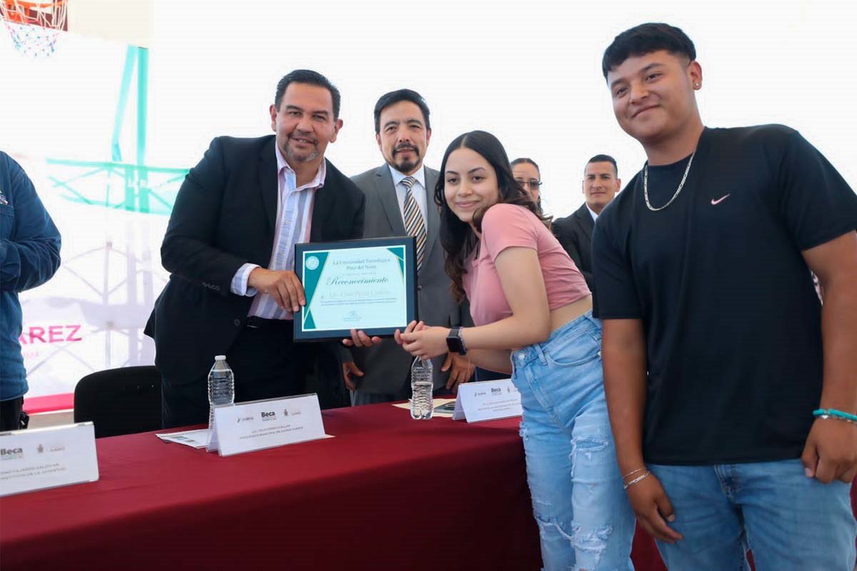 CruzPerzCuellar's tweet photo. Además de inaugurar un domo en la #UTPN, aprovechamos para entregarle a 168 jóvenes la beca para cubrir el primer semestre. Con más apoyos y mejores instalaciones, también construimos el cambio. 🙋🏻‍♀️📚👨🏻‍🎓

#ElCambioYaSeNota https://t.co/UeJ6q9pxmR