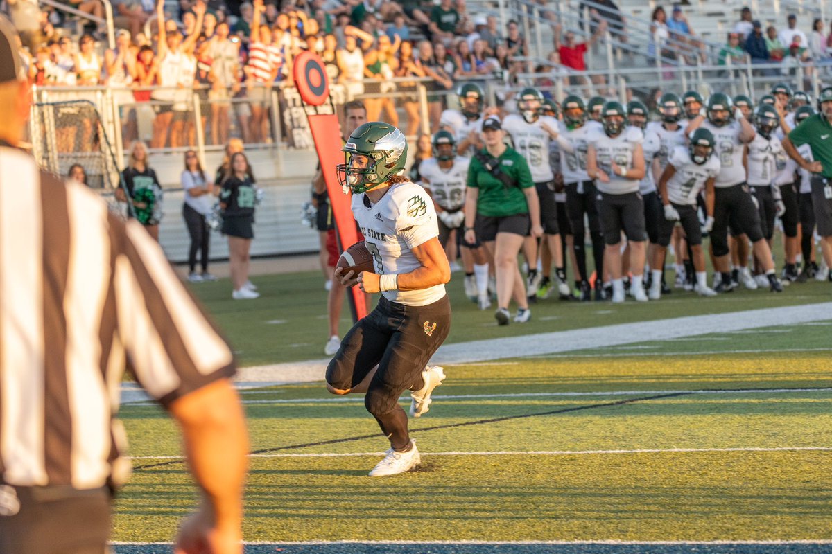 Wesley Edison of Free State🏈 (6A) had one of the best weeks in the state to open up the season.

367 yards passing (4 TD) &amp; 171 rushing (2 TD) in the 47-29 win over Olathe West in week one. 

School records for passing yards in a game and combined yards in a game. 

Great size