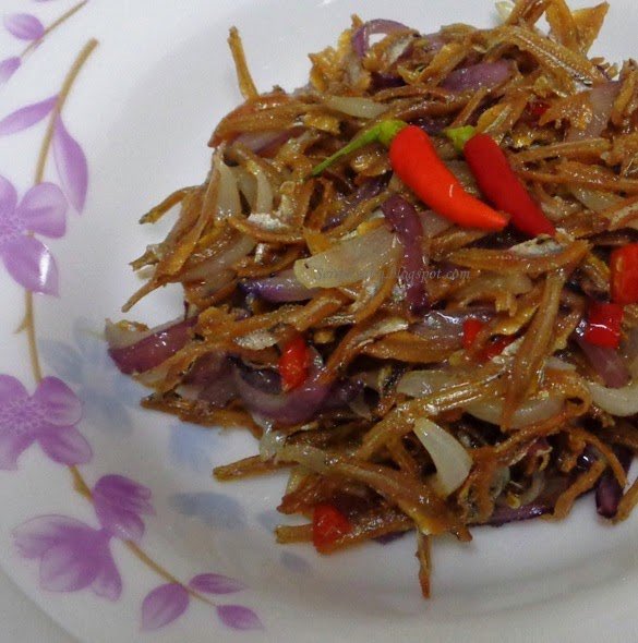 Nurintashaa's tweet photo. Kalau i, i’ll always go for ikan bilis goreng bawang and sardinnnn #lesshustle https://t.co/UPBtJenuk4