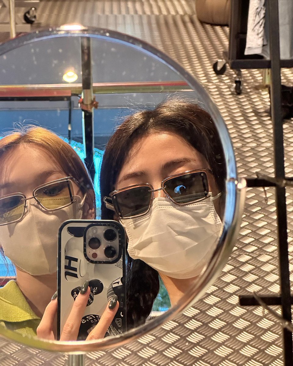 elsserafim's tweet photo. YUNJIN instagram update 📸🐍

"Shoong"

#HUHYUNJIN #허윤진 https://t.co/yGNoZpT6QT