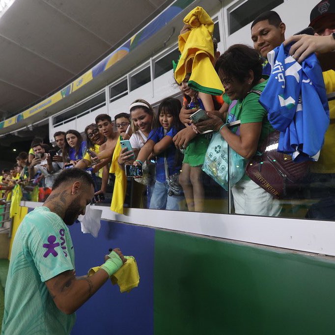 Neymar atendendo os fãs no treino. ❤️