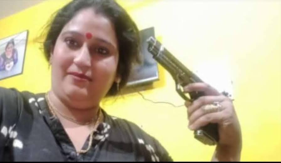 bstvlive's tweet photo. मेरठ

➡️हिंदूवादी नेता, बेटे का पिस्टल के साथ फोटो वायरल

➡️महिला नेता का पिस्टल ताने लगा फोटो वायरल

➡️दूसरे फोटो में नेता का बेटा पिस्टल, नोटों के साथ

➡️पल्लवपुरम की मीनाक्षी चौहान, अनिकेत चौहान के फोटो

➡️मां-बेटे युवती के रेपकांड में जेल की हवा खा चुके

➡️महिला नेता के बेटे संग युवती के वीडियो वायरल थे

➡️अभी तक आपत्तिजनक फोटो मामले में कार्रवाई नहीं हुई.

#Meerut @meerutpolice