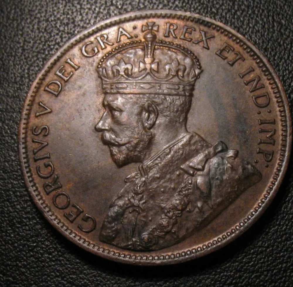 pmaher_LENR's tweet image. It almost looks like someone used a black marker to draw those two black lines.  What do you think made those two marks on this 1915 #Canadian  #largecent? Boy oh boy I'd really like to get rid of them.