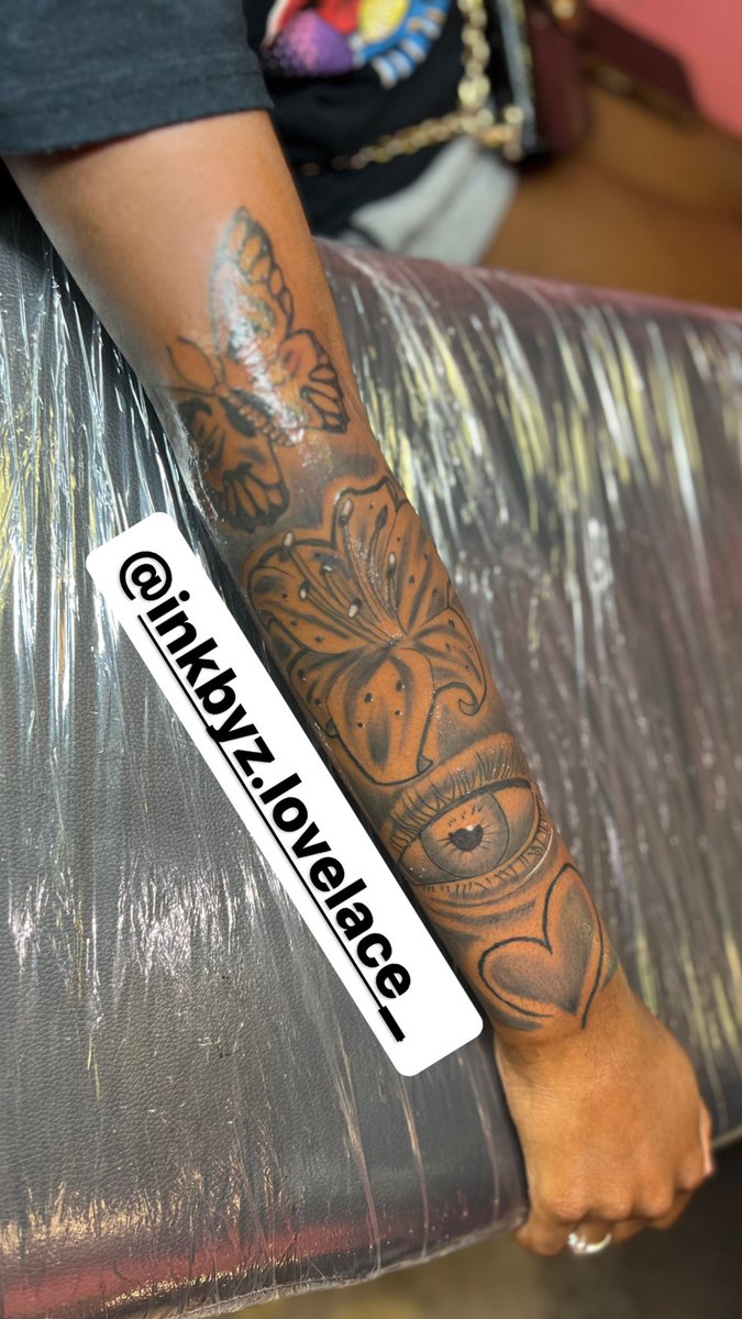 zlovelace_'s tweet photo. Ya girl been following her dreamssssss!IFYKYK i’ve always wanted to be a tattoo artist and look at me now 🥹 2 1/2 weeks in at a shop with a great mentor and support system behind me. Come see me@ New Ink Tattoo Shop in Shreveport,La 💕🙏🏽. Thankful for my journey. Thank you God🫶🏼 https://t.co/G5Ey2rrFXu