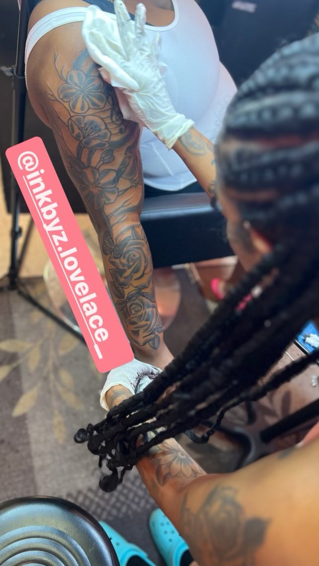 zlovelace_'s tweet photo. Ya girl been following her dreamssssss!IFYKYK i’ve always wanted to be a tattoo artist and look at me now 🥹 2 1/2 weeks in at a shop with a great mentor and support system behind me. Come see me@ New Ink Tattoo Shop in Shreveport,La 💕🙏🏽. Thankful for my journey. Thank you God🫶🏼 https://t.co/G5Ey2rrFXu