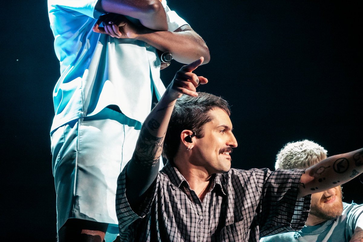 A very happy bean - mitch was definitely looking at <a href="/superfruitanna/">anna</a> in the 3rd photo 🩷