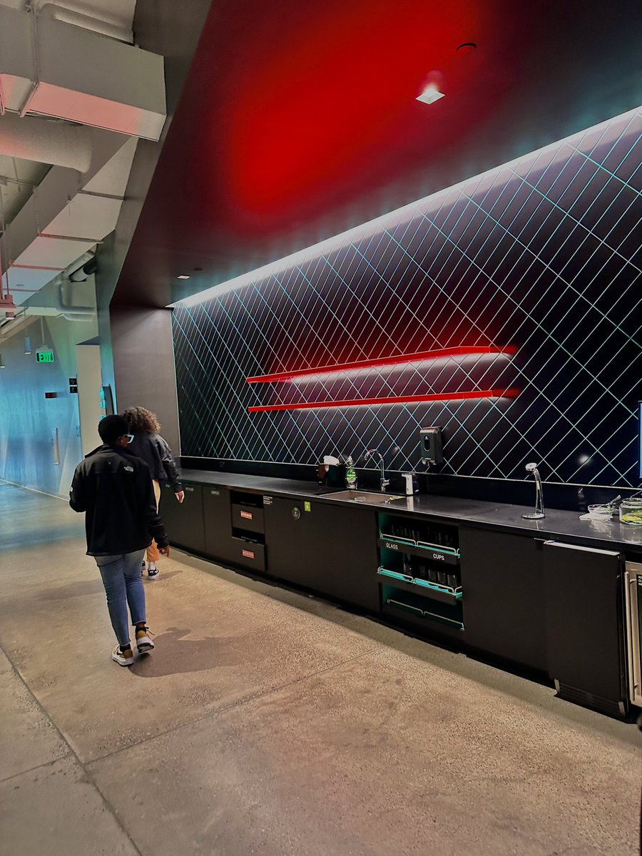 marcusicooper's tweet photo. It’s hard to describe what it’s like being on @Nike’s WHQ campus. All i can say is WOW https://t.co/iPpvH15jrh