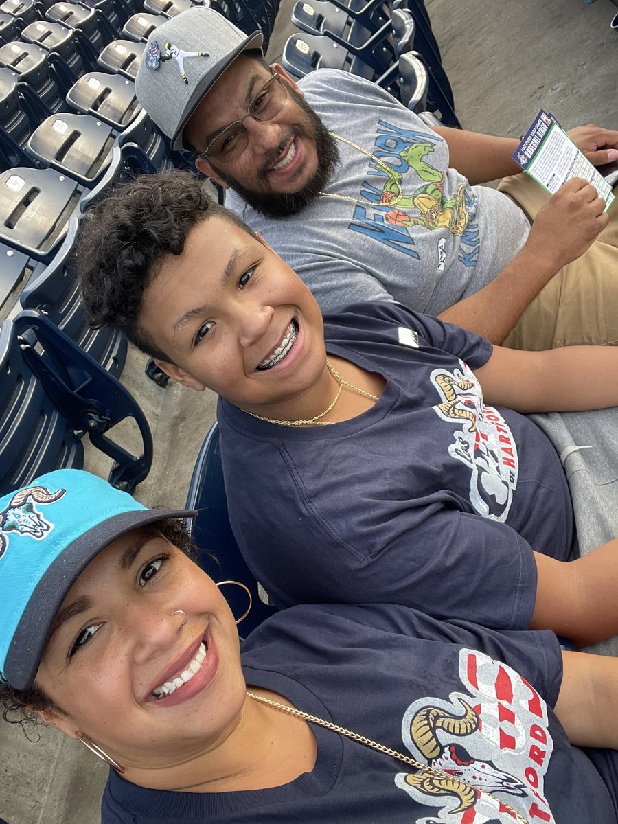 damaris1114's tweet photo. It’s a great night for baseball!!! #nogoatsnoglory #Hartfordyardgoats @GoYardGoats https://t.co/mfwgVbqfFd