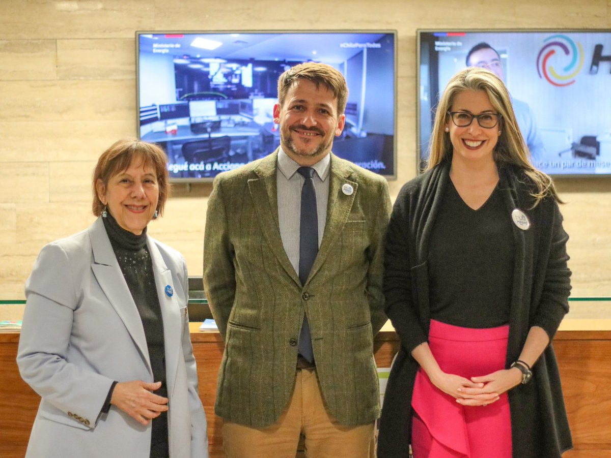 DiegoPardow's tweet photo. Hoy tuve una buena conversación con embajadora Kubiske de APEP y la embajadora de Estados Unidos, Bernadette Meehan. 🇺🇸

Con Estados Unidos debemos seguir fomentando la integración económica regional que traiga un buen vivir a los habitantes de nuestros países. https://t.co/xij5zAuLxj